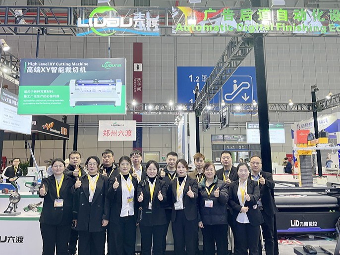 聚焦2025上海广印展：六渡广告人机械手流水线，广受好评！