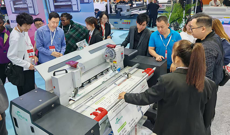 六渡自动展架机