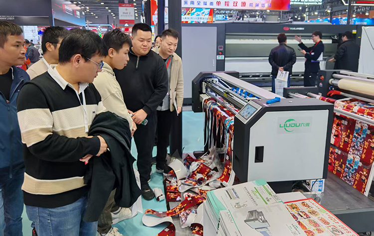 六渡覆板裁切机